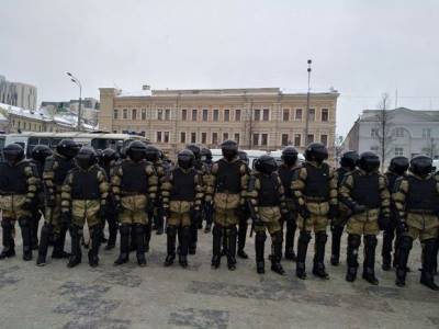В Москве протестующие идут к трем вокзалам, полиция перекрыла площадь