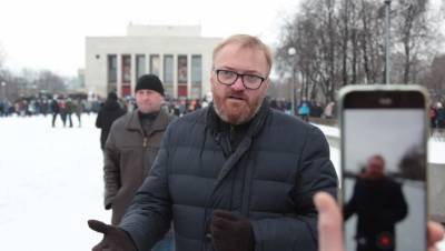 "Меня много раз задерживали": на митинг в Петербурге пришёл депутат Милонов