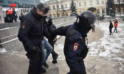 В Екатеринбурге силовики задерживают протестующих