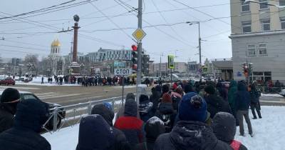 Акция сторонников Навального проходит на площади Победы в Калининграде (фото, видео)