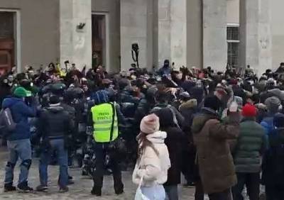 На Комсомольской площади в Москве начались столкновения протестующих с ОМОНом