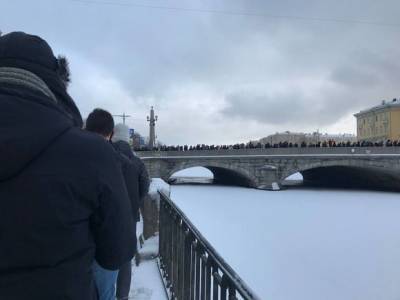 В Петербурге протестующие добрались до Сенной площади, продолжаются задержания