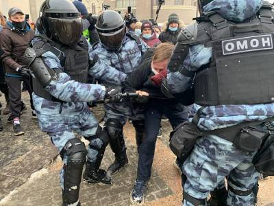 Бьют без разбора. На площади Трех вокзалов в Москве — столкновение протестующих и ОМОНа