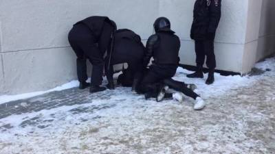 "Не могу дышать, парни" - видео жесткого задержания в Челябинске