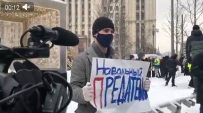 Митингующие атаковали противника Навального в Москве