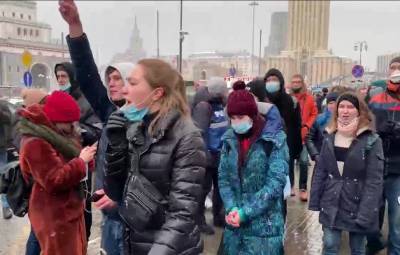 В Москве протестующие идут к СИЗО «Матросская тишина», где держат Навального