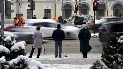 Дептранс Москвы призвал пешеходов не выходить на проезжую часть