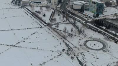 Шествие сторонников Навального по льду пруда в Екатеринбурге сняли с квадрокоптера