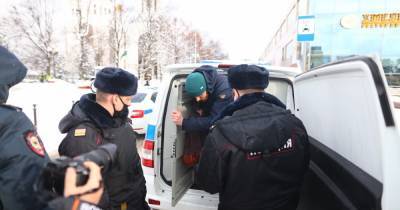 В Калининграде начали задерживать протестующих на акции сторонников Навального (видео)