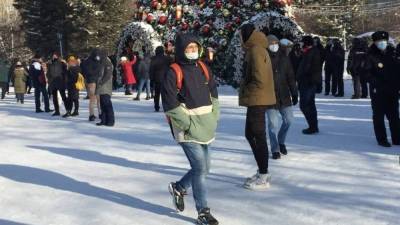Полицейские Новосибирска раздают маски на несогласованном митинге