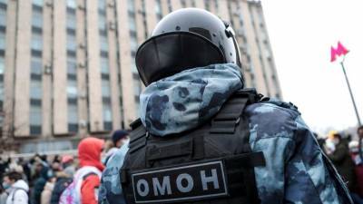 Девушке стало плохо на акции в Москве. Видео спасения активистки бойцом ОМОН