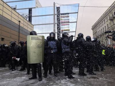 В Петербурге к задержанным применили газ