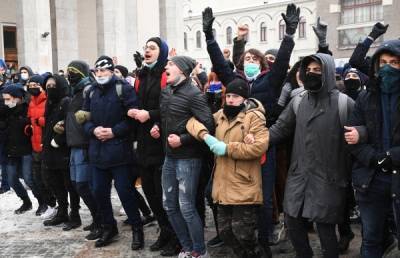 СМИ: полицейские задержали на несогласованных акциях в России более тысячи человек