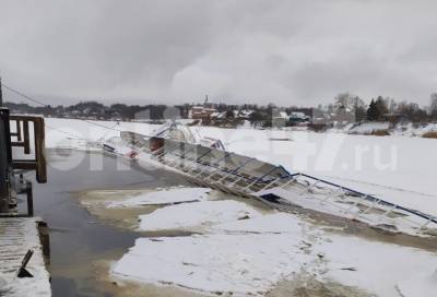Частный пароход тонет на реке Волхов в Ленобласти