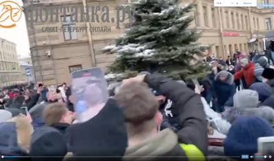 "Фонтанка": на Сенной площади Петербурга полиция применила газ против протестующих