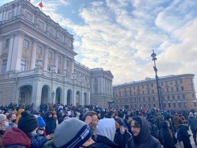 Протестующие в Петербурге объединилось на площади у ЗакСобрания