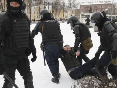 Стреляют из травматического оружия, бьют электрошокером. СМИ пишут о жестких задержаниях во Владивостоке