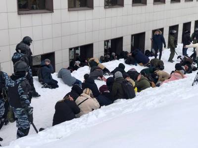 В Казани силовики положили участников митинга лицом в снег