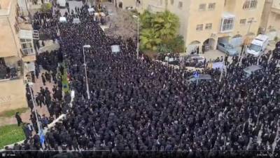 При полном отсутствии полиции: тысячи ортодоксов собрались на похороны раввина Соловейчика