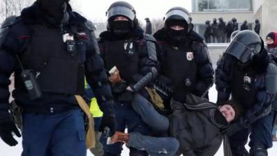 В Петербурге и Москве протестующие подрались с ОМОНом. Силовики применили газ
