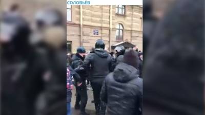 В Петербурге участники незаконного митинга снова напали на сотрудников полиции