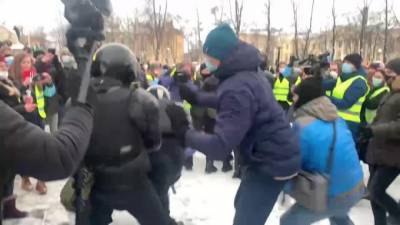 Появилось видео нападения на сотрудников полиции в Петербурге
