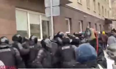 В Москве протестующие окружают СИЗО Матросская тишина