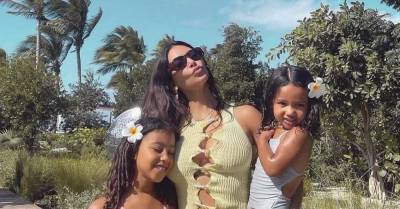 Островитянки: Ким Кардашьян впечатлила фолловеров пляжным фото с дочерями