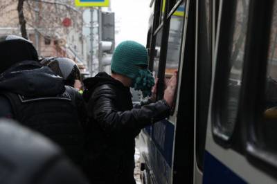 Протестующие перекрыли движение у площади трех вокзалов в Москве