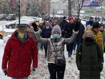 Полицейский достал пистолет, людей кладут лицом в снег, задержана Юлия Навальная