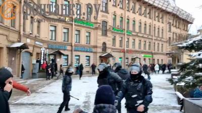 "Фонтанка": полицейский пригрозил пистолетом протестующим в центре Петербурга