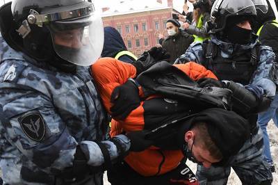 В Санкт-Петербурге протестующие напали на полицейских