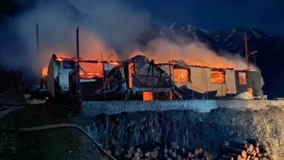 Огонь полностью уничтожил сельскую школу в Дагестане. Видео