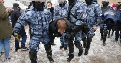Митинги в России: задержали уже более тысячи человек, ОМОН применяет электрошокер и газ (3 фото)