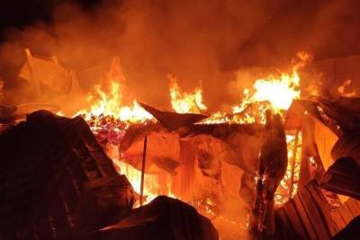 Горящий вагончик: в Севастополе пожарные вытащили из огня двоих человек