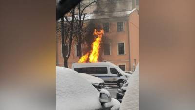 У Вознесенского переулка в Москве загорелась полицейская машина