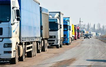 Более тысячи грузовиков ожидает очереди на выезд из Беларуси