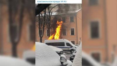 Автомобиль полиции Москвы загорелся на парковке в Вознесенском переулке