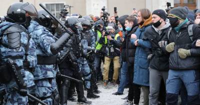 Силовики в России применили к протестующим газ, электрошокеры и оружие: видео 18+