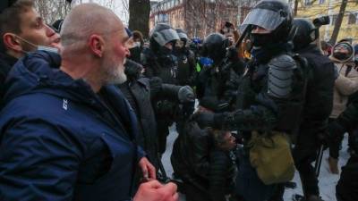 Участники незаконных акций в Москве и Петербурге нападают на полицейских — видео