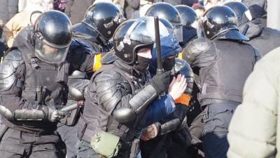 Вооруженного ножом провокатора задержали на незаконной акции в Москве