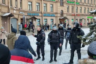 На несогласованной акции в Петербурге полицейский достал табельное оружие