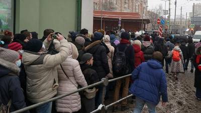 Порядка 2 тыс. человек принимают участие в незаконной акции в Москве