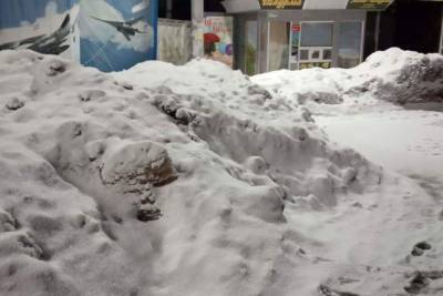 Горы снега в человеческий рост засняли на остановке в Рязани