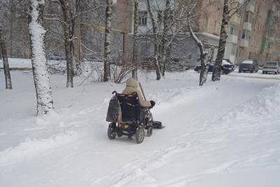 Инвалид-колясочник в Смоленской области чистит дороги от снега