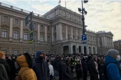 В Петербурге ОМОН оттесняет протестующих от здания ЗакСа