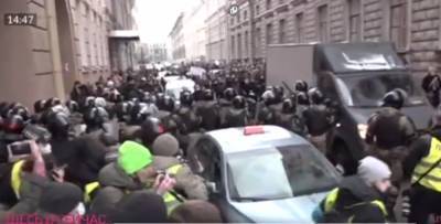В Питере в ходе столкновения силовиков с протестующими прогремел взрыв