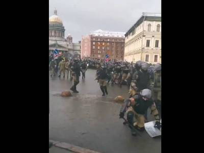 В Москве задержали больше, чем вышло по версии властей. В Питере "военный парад"