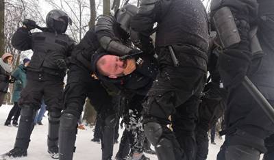 В Петербурге силовики жестко задерживают участников протестной акции
