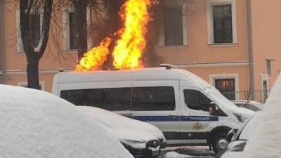 Автомобиль Росгвардии сгорел в центре Москвы